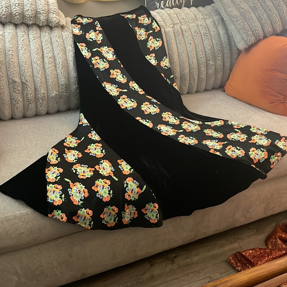 WE THE people MOST GORGEOUS Velver Flowing Long skirt Sz 12 New
